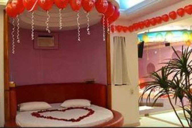 ... enquanto motéis fazem decoração temática para os apaixonados...