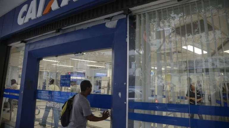  Movimento de saques do FGTS na agência da Caixa na Rua do Riachuelo, Lapa. 