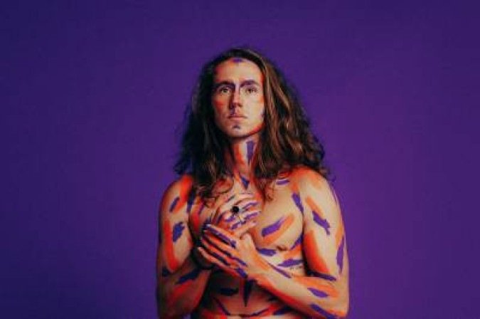 2020. Crédito: Rodolfo Magalhães/Divulgação. Cultura. Cantor Vitor Kley nas imagens do novo trabalho A Bolha.