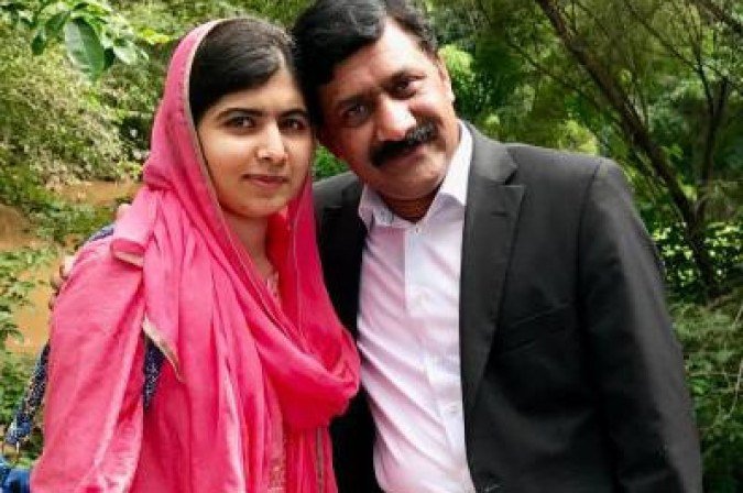 23/06/2020. Crédito: Ziauddin Yousafzai/Divulgação. Mundo. Malala, Prêmio Nobel da Paz, com o pai, Ziauddin Yousafzai.