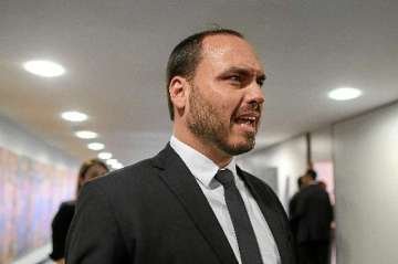 De acordo com aliados dos Bolsonaro, Carlos é um dos filhos mais próximos e 'apegados' à mãe e não teria reagido bem, à época, à separação dos pais, o que teria causado um mal-estar com Michelle -  (crédito: Sérgio Lima/AFP)