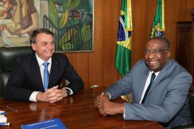 Bolsonaro e Decotelli durante o ato de nomeação do professor. Ele não chegou a tomar posse por escândalos que vieram à tona relacionados à mentiras do currículo