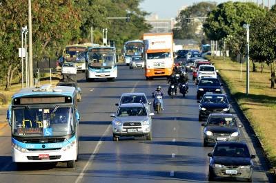 2020-07-07 Credito: Marcelo Ferreira/CB/D.A Press. Brasil. Brasília - DF. Covid 19. Com a retomada gradual das atividades o brasiliense voltou a sofrer com engarrafamentos e transporte publico lotado. Transito na EPNB. - (crédito: Marcelo Ferreira/CB/D.A Press) 2020-07-07 Credito: Marcelo Ferreira/CB/D.A Press. Brasil. Brasília - DF. Covid 19. Com a retomada gradual das atividades o brasiliense voltou a sofrer com engarrafamentos e transporte publico lotado. Transito na EPNB. - (crédito: Marcelo Ferreira/CB/D.A Press)