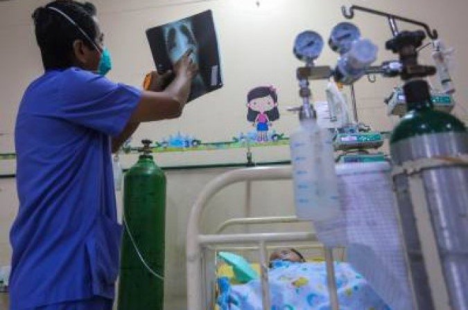 Criança é atendida com complicação respiratória - (crédito: CESAR VON BANCELS) Criança é atendida com complicação respiratória - (crédito: CESAR VON BANCELS)
