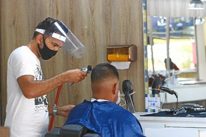 Barbearia na W3 Norte se adaptou às normas para abrir as postas, novamente, ontem, após fechar, na quarta