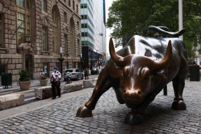 Investidores de Wall Street, que tem como símbolo um touro sempre disposto a atacar, avaliam que o tarifaço foi um tiro no pé dos EUA - (crédito: Michael M. Santiago) Investidores de Wall Street, que tem como símbolo um touro sempre disposto a atacar, avaliam que o tarifaço foi um tiro no pé dos EUA - (crédito: Michael M. Santiago)
