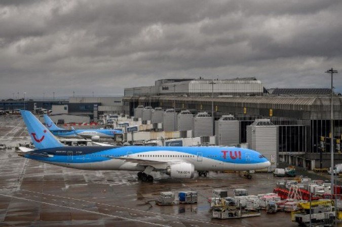 As aeronaves operadas pela TUI são retratadas no aeroporto de Manchester, em Manchester, no noroeste da Inglaterra, em 27 de julho de 2020, após a decisão do operador de férias de cancelar todos os feriados na Espanha continental, devido a um aumento no número de casos covid-19 por lá.