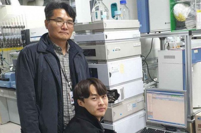 "O produto final foi semelhante ao conte&uacute;do do combust&iacute;vel de avia&ccedil;&atilde;o, com um baixo ponto de congelamento em compara&ccedil;&atilde;o &agrave; gasolina e ao diesel, e uma alta densidade de energia, sendo adequado aos combust&iacute;veis de avia&ccedil;&atilde;o", Jeong-Myeong Ha (em p&eacute;), pesquisador do Centro de Pesquisa de Energia Limpa do Instituto de Ci&ecirc;ncia e Tecnologia da Coreia