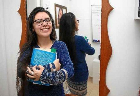 La&iacute;s Maria Moreira: "Os m&eacute;dicos falaram que eu n&atilde;o iria me desenvolver, n&atilde;o aprenderia a escrever, poderia at&eacute; falar, mas n&atilde;o iria chegar nessa evolu&ccedil;&atilde;o de escrever"