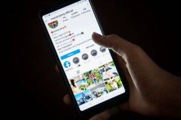 A woman browses the Instagram account of social media influencer Manar Samy, who was sentenced to three years over online videos that were deemed as 'inciting debauchery, immorality and stirring up instincts', in Egypt's capital Cairo on July 29, 2020. Samy was arrested earlier in July on charges of through her online videos. The sentence against her is the latest against popular female social media influencers over online content. Egypt has in recent years enforced strict internet controls through laws allowing authorities to block websites seen as a threat to national security and to monitor personal social media accounts with over 5,000 followers. / AFP / Khaled DESOUKI -  (crédito: KHALED DESOUKI)