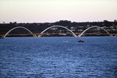 03/08/2020 Crédito: Minervino Júnior/CB/D.A Press. Brasil. Brasília - DF. Bombeiros realizam busca no local onde um advogado sumiu no Lago Paranoá.