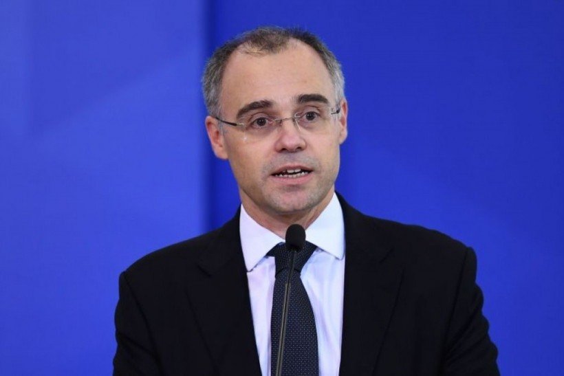 Ministro da Justi&ccedil;a, Andr&eacute; Mendon&ccedil;a, assina documento favor&aacute;vel ao inqu&eacute;rito mesmo ap&oacute;s dois pareceres contr&aacute;rios