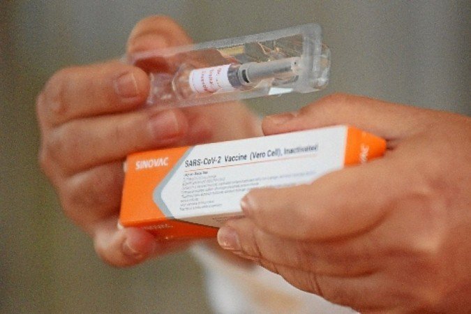 Vacina de fabricação chinesa começou a ser testada nessa semana no Hospital Universitário de Brasília (HUB)