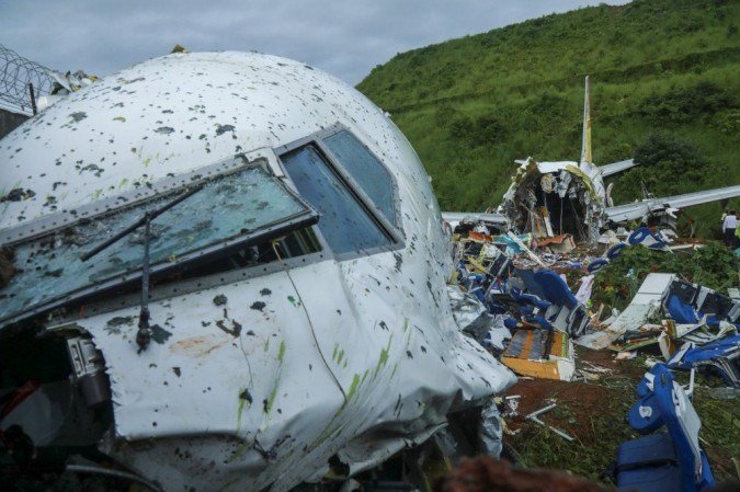 Acidente deixou pelo menos 18 mortos e mais de 120 feridos, incluindo 22 gravemente - (foto: ARUNCHANDRA BOSE / AFP) Acidente deixou pelo menos 18 mortos e mais de 120 feridos, incluindo 22 gravemente - (foto: ARUNCHANDRA BOSE / AFP)
