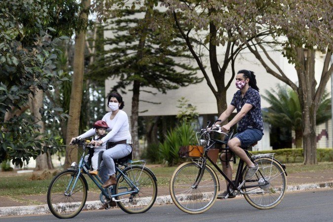 Renata Florentino com o filho Yuri, na Asa Norte: bicicleta é alternativa mais segura e sustentável - (foto: Minervino Júnior/CB/D.A Press ) Renata Florentino com o filho Yuri, na Asa Norte: bicicleta é alternativa mais segura e sustentável - (foto: Minervino Júnior/CB/D.A Press )