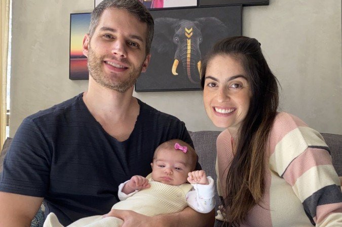 Samuel Rocha está aproveitando o home office para estar junto com a filha recém-nascida Manuela e a mulher Thaís Baere