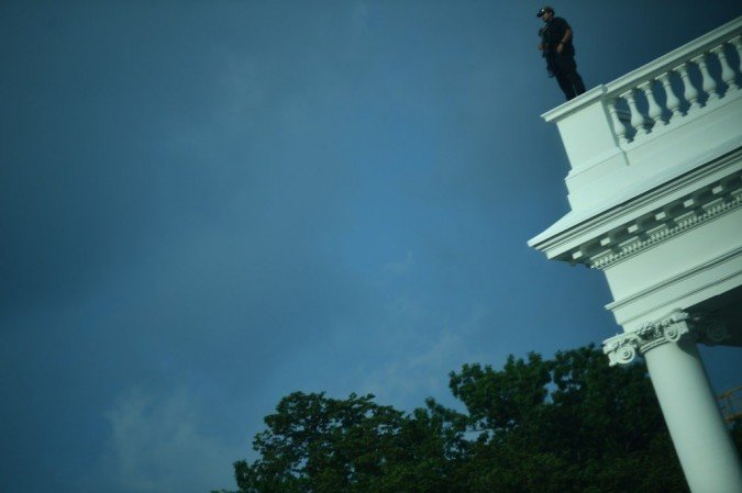Movimentação do lado de fora da Casa Branca após suspeito ser baleado