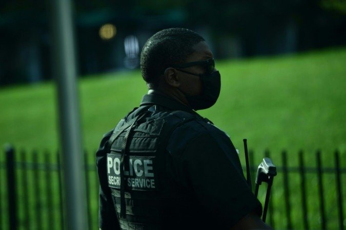 Movimentação do lado de fora da Casa Branca após suspeito ser baleado