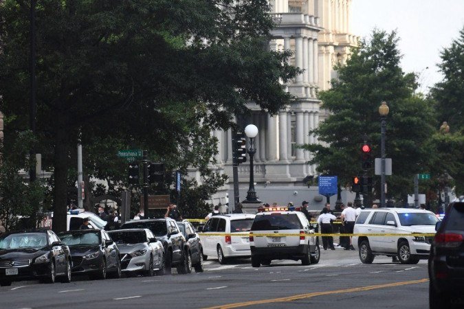 Movimentação do lado de fora da Casa Branca após suspeito ser baleado