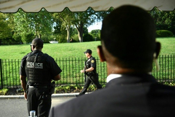 Movimentação do lado de fora da Casa Branca após suspeito ser baleado