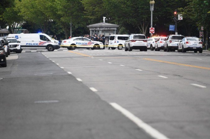 Movimentação do lado de fora da Casa Branca após suspeito ser baleado