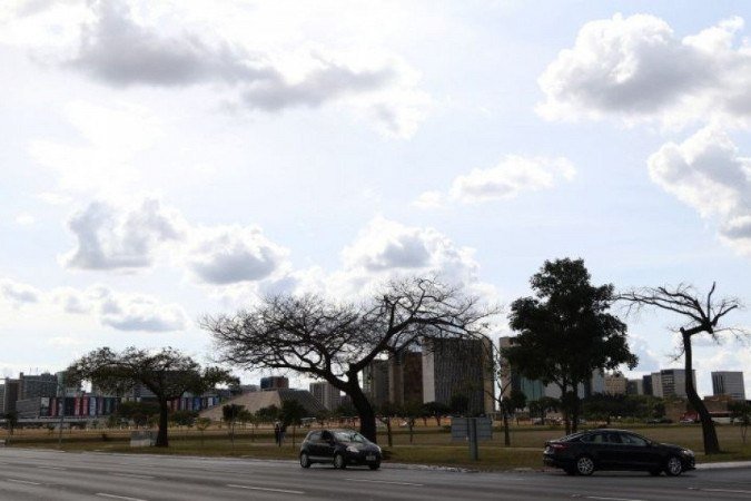 A temperatura mínima chegou a 14ºC na manhã desta segunda-feira (10/8). A máxima será de 27ºC - (foto: Rodrigo Nunes/Esp. CB/D.A Press) A temperatura mínima chegou a 14ºC na manhã desta segunda-feira (10/8). A máxima será de 27ºC - (foto: Rodrigo Nunes/Esp. CB/D.A Press)