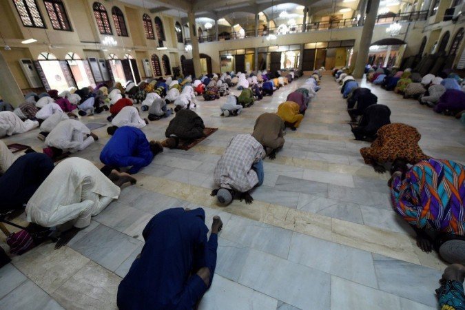 Muçulmanos rezam em mesquita na Nigéria - (foto: PIUS UTOMI EKPEI / AFP) Muçulmanos rezam em mesquita na Nigéria - (foto: PIUS UTOMI EKPEI / AFP)