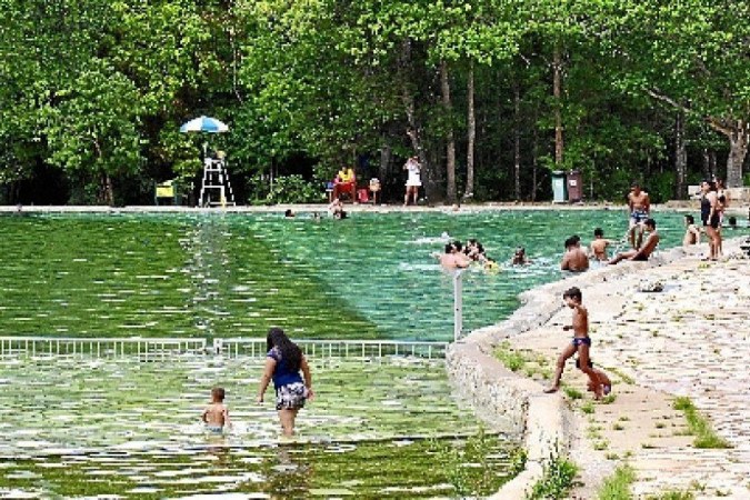 Brasilienses buscam alívio para o calor no Parque da Água Mineral