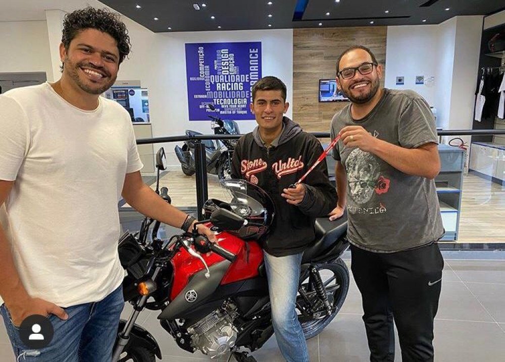 Humorista Matheus Ceará presenteia o motoboy Matheus Pires com moto nova -  (foto: Reprodução/Instagram)