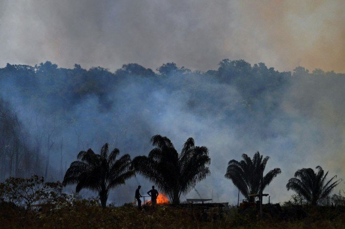 Agricultores observam enquanto tentam impedir um incêndio ilegal que queima parte da reserva da floresta amazônica perto de suas terras ao norte de Sinop, no estado de Mato Grosso, Brasil, em 10 de agosto - (crédito: Carl de Souza/AFP) Agricultores observam enquanto tentam impedir um incêndio ilegal que queima parte da reserva da floresta amazônica perto de suas terras ao norte de Sinop, no estado de Mato Grosso, Brasil, em 10 de agosto - (crédito: Carl de Souza/AFP)