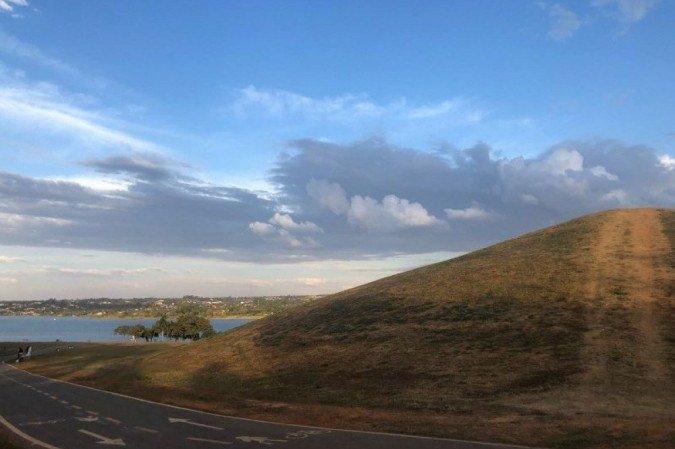 O Parque Ecológico do Anfiteatro Natural do Lago Sul ficou mais conhecido como Asa Delta porque possui um morro artificial utilizado para aprendizado e prática de voo-livre. -  (crédito: Sarah Paes/Esp. CB/D.A Press)