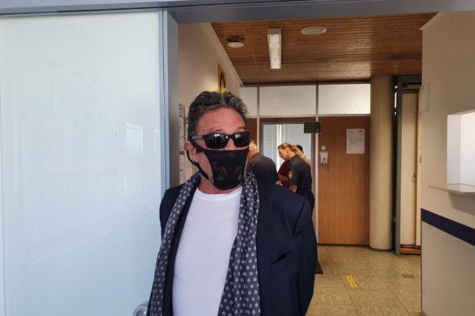 Fotos que John McAfee, criador do antivírus McAfee, postou no Twitter ao contar que foi preso na Alemanha por usar uma calcinha no rosto em ver de uma máscara de verdade para se proteger da covid-19