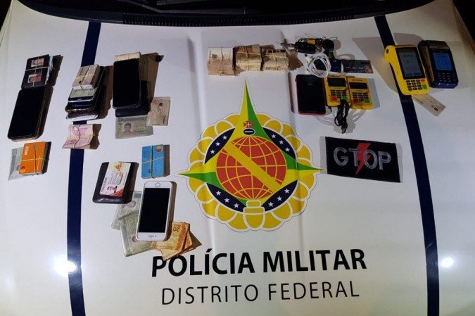 Com o grupo, a polícia encontrou dinheiro, celulares, cartões de várias bandeiras com o nome dos integrantes e de terceiros - (foto: PMDF/Divulgação) Com o grupo, a polícia encontrou dinheiro, celulares, cartões de várias bandeiras com o nome dos integrantes e de terceiros - (foto: PMDF/Divulgação)