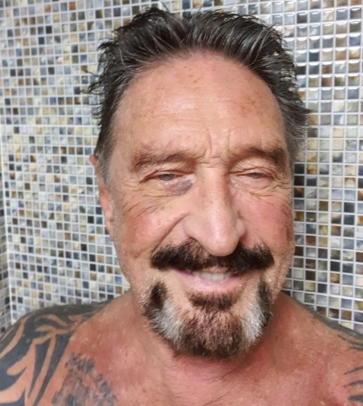 Fotos que John McAfee, criador do antivírus McAfee, postou no Twitter ao contar que foi preso na Alemanha por usar uma calcinha no rosto em ver de uma máscara de verdade para se proteger da covid-19
