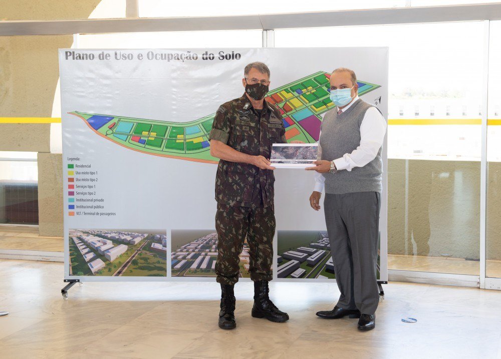General de Ex&eacute;rcito Edson Lela Pujol e Governador Ibaneis Rocha na entrega do Plano de Ocupa&ccedil;&atilde;o e de Uso de Solo do novo bairro P&aacute;tio Ferrovi&aacute;rio de Bras&iacute;lia.
