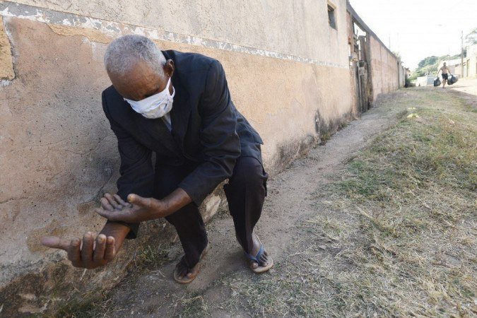 Aposentado socorreu Maria Aparecida na calçada 
