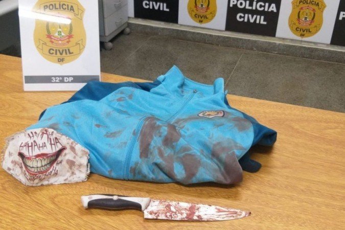 A polÃcia apreendeu a roupa de um dos suspeitos e uma das facas usadas no crime - (foto: PCDF/Divulgação) A polÃcia apreendeu a roupa de um dos suspeitos e uma das facas usadas no crime - (foto: PCDF/Divulgação)