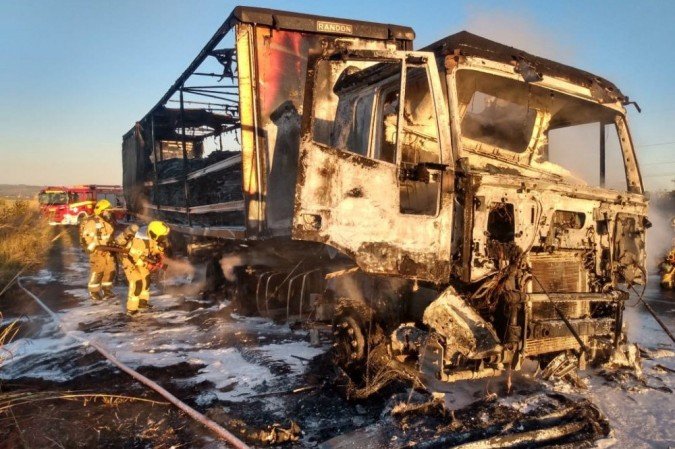 Bombeiros foram chamados para conter o incêndio no caminhão na BR 020 - (foto: CBMDF/Divulgação) Bombeiros foram chamados para conter o incêndio no caminhão na BR 020 - (foto: CBMDF/Divulgação)