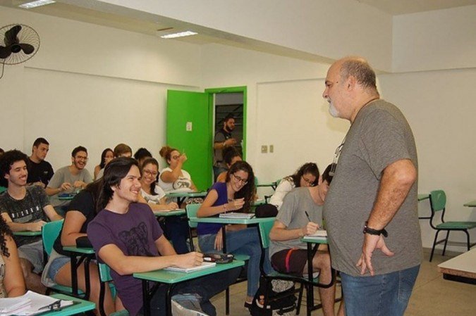 Guilherme (ao centro de blusa roxa), foi aprovado em Stanford, mas ainda não tem previsão de viagem 