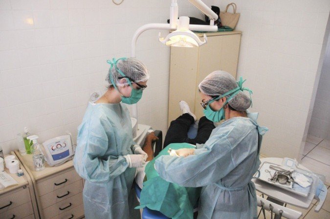 Atendimentos odontológicos ocorrem mesmo durante a pandemia -  (crédito: Foto: Breno Esaki/Agência Saúde DF)