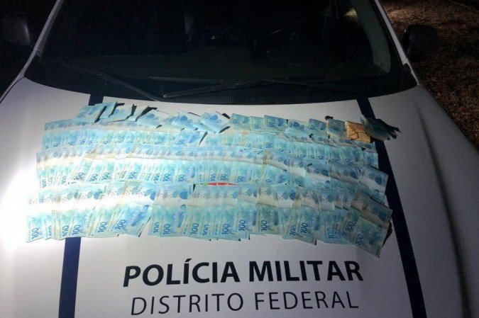 Os dois homens sacavam o dinheiro sem cartão, somente com os dados dos beneficiários - (foto: PMDF/Divulgação) Os dois homens sacavam o dinheiro sem cartão, somente com os dados dos beneficiários - (foto: PMDF/Divulgação)