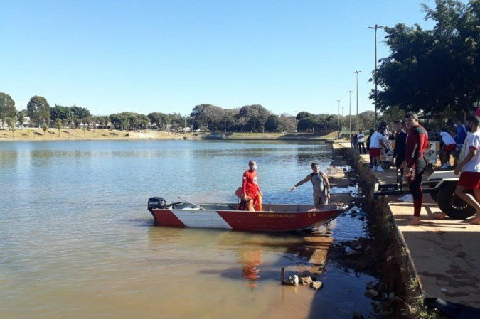 Equipe do Corpo de Bombeiros do DF encontra corpo de adolescente no Lago Veredinha, em Brazlândia
