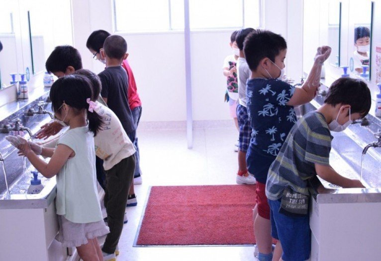 Alunos japoneses retornam às salas de aula seguindo medidas de profilaxia