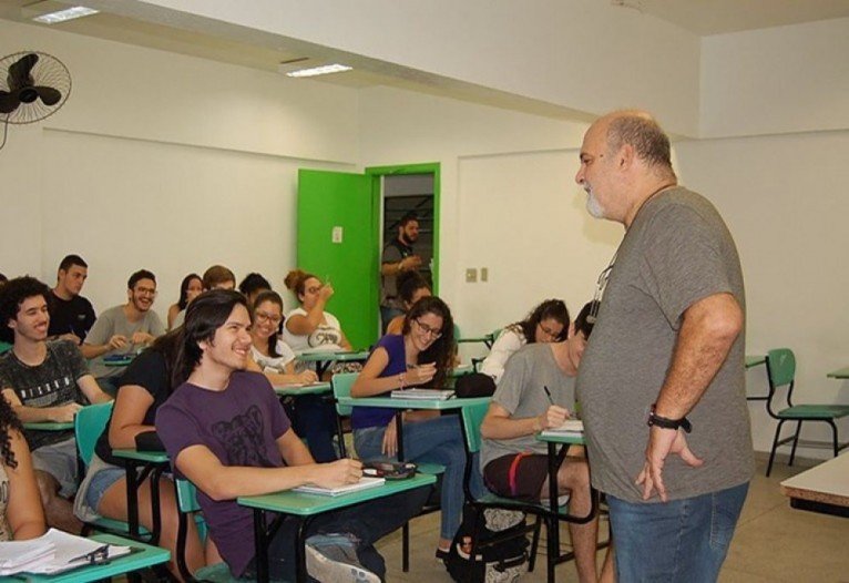 Guilherme (ao centro de blusa roxa), foi aprovado em Stanford, mas ainda não tem previsão de viagem 