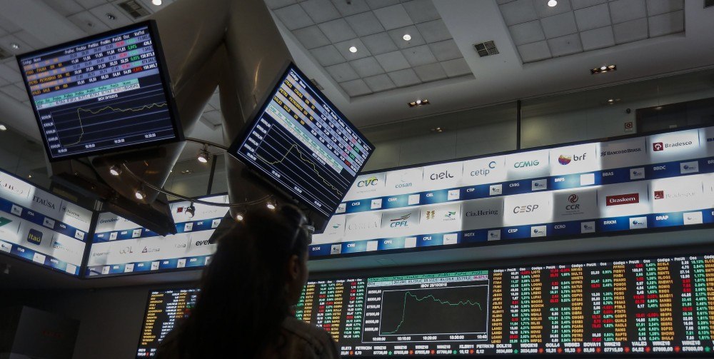 Ibovespa sobe com cenário externo e prenúncio de melhora da atividade local