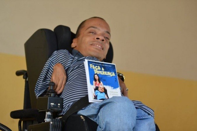 Alexandre com o livro de sua autoria "Fa&ccedil;a a Diferen&ccedil;a".
