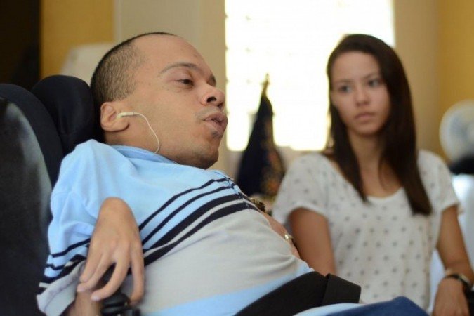 Alexandre ao lado da amiga Sarah Sena.