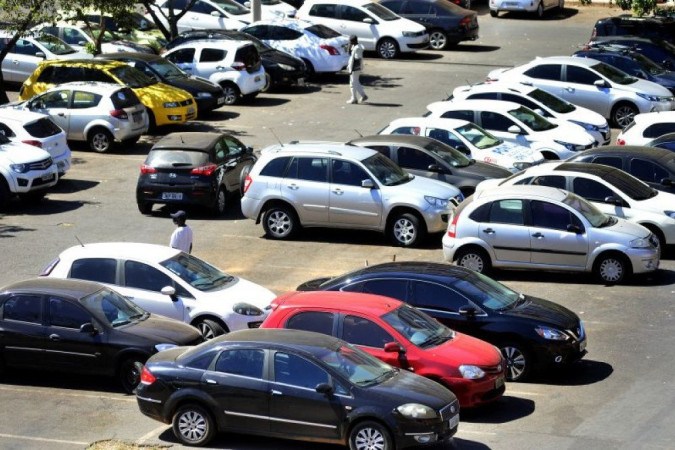 Projeto divide estacionamentos do centro da capital em quatro grupos e valores de R$ 3, por hora, para carros e R$ 1,50 para motos -  (crédito: Marcelo Ferreira/CB/D.A Press)