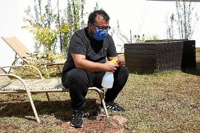 No condomínio de Thiago, compraram equipamento de proteção para os funcionários e suspenderam o acesso biométrico 
na portaria