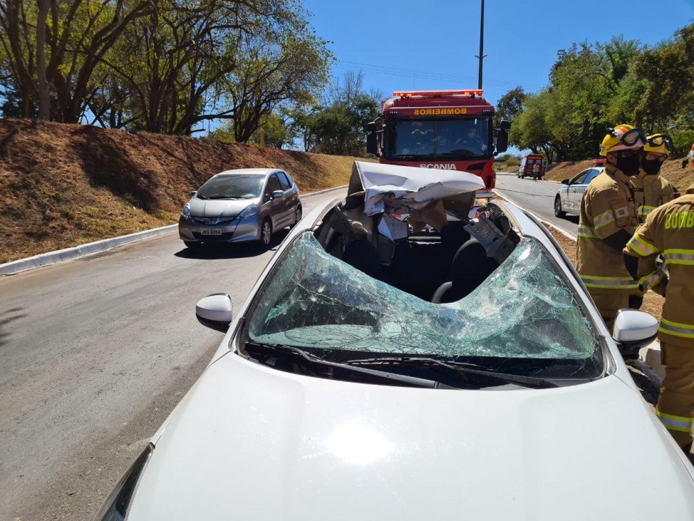 Pedaço de concreto se desprende após batida e racha teto de carro na Asa Sul